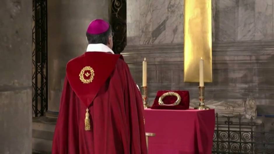 La oración de Viernes Santo descubre el interior de Notre Dame un año después del incendio