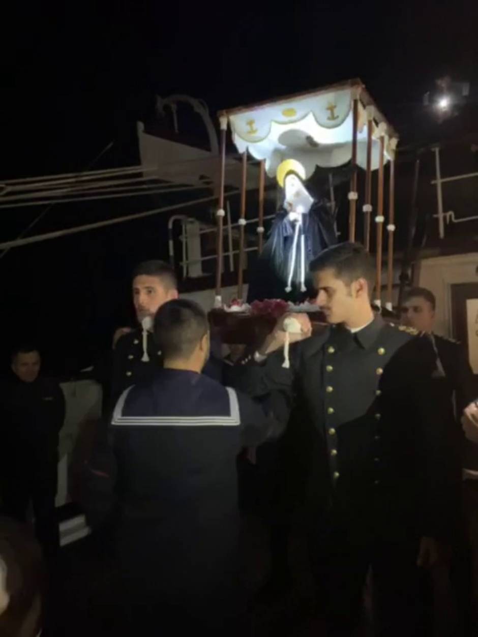 Procesión en el barco Juan Sebastián Elcano en la Semana Santa de 2020