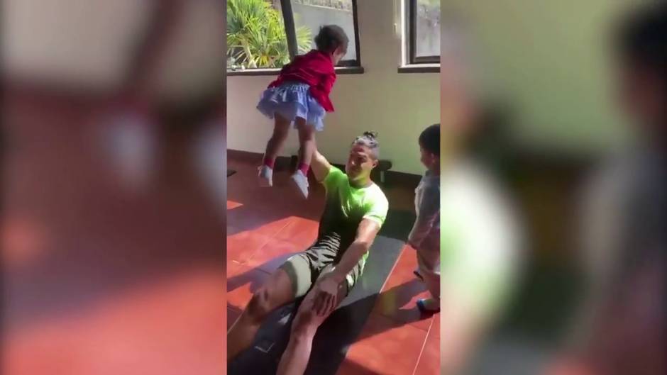 Cristiano Ronaldo entrena en casa con la ayuda de sus hijos