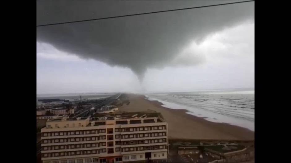 Así cruza la manga marina la Bahía de Cádiz