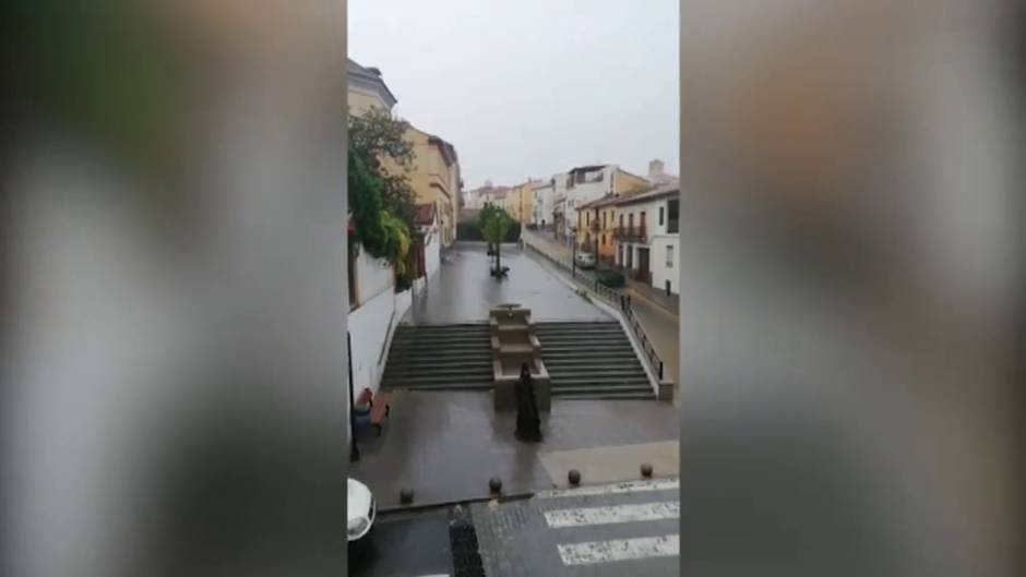 Una fuerte tormenta causa inundaciones en la localidad de Guadix