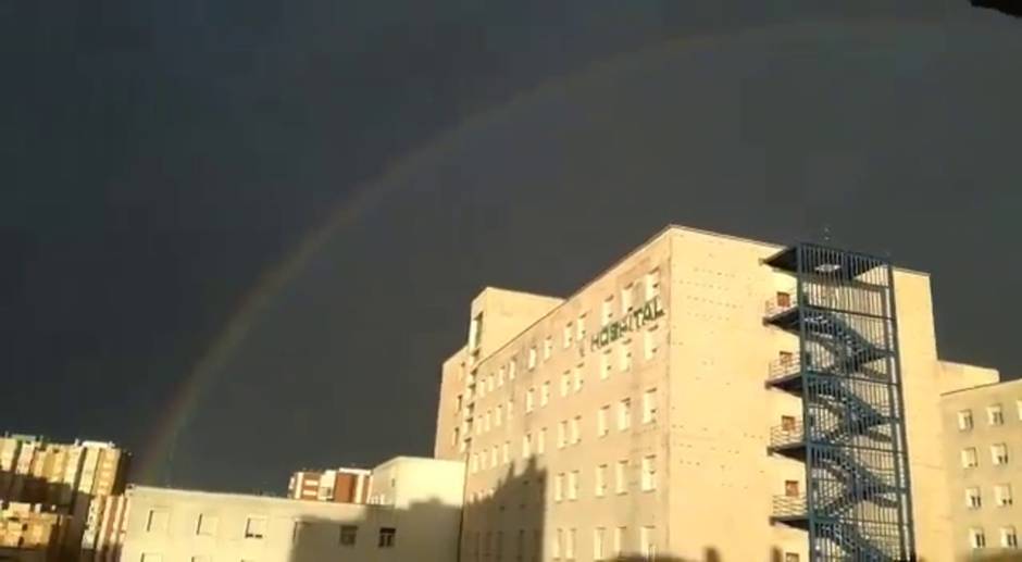 Arco Iris sobre el hospital Puerta del Mar de Cádiz