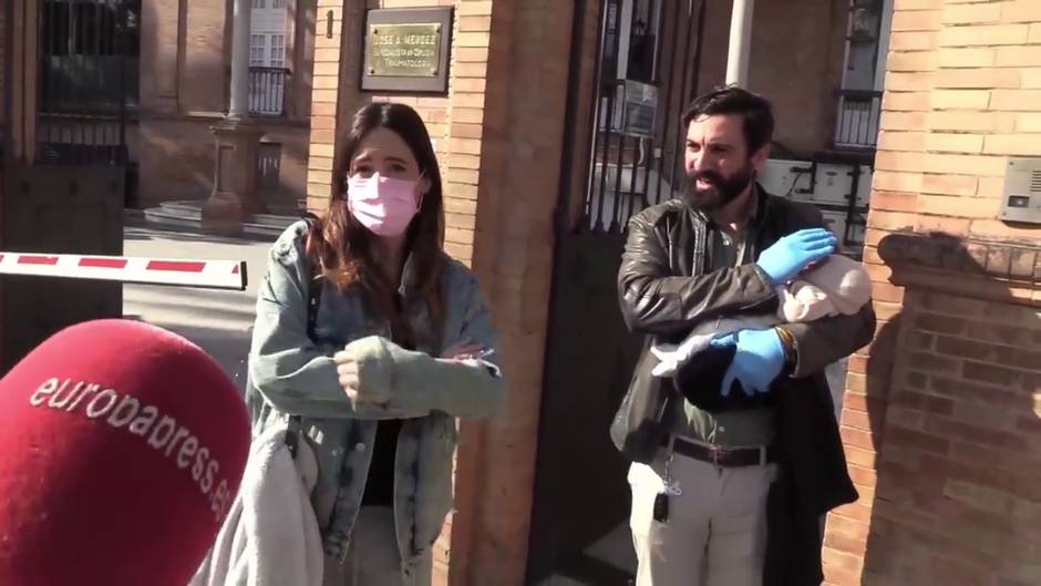 Rocío Osorno presenta a su hijo tras recibir el alta