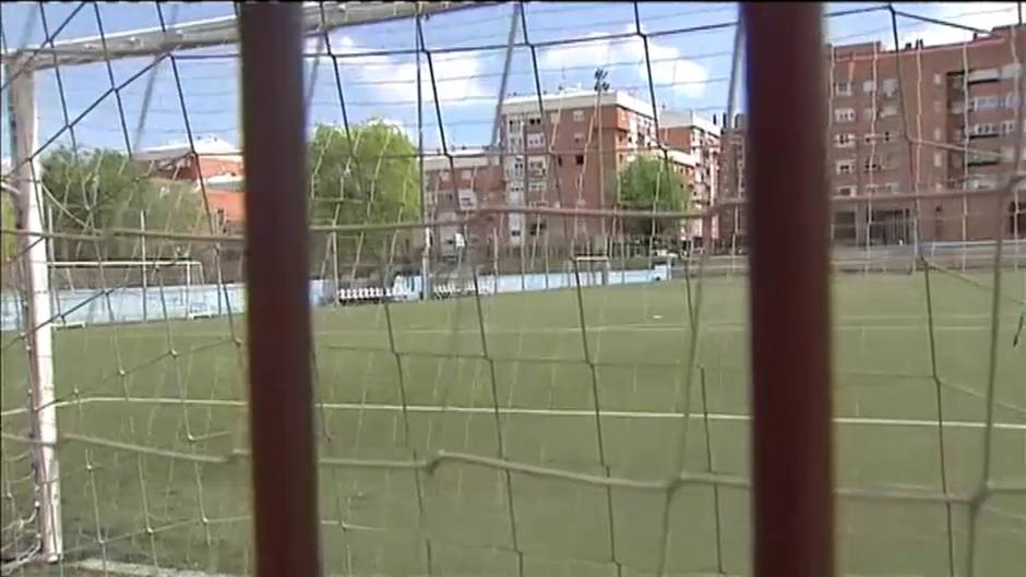 Desinfección de calles y plazas para los paseos de los niños