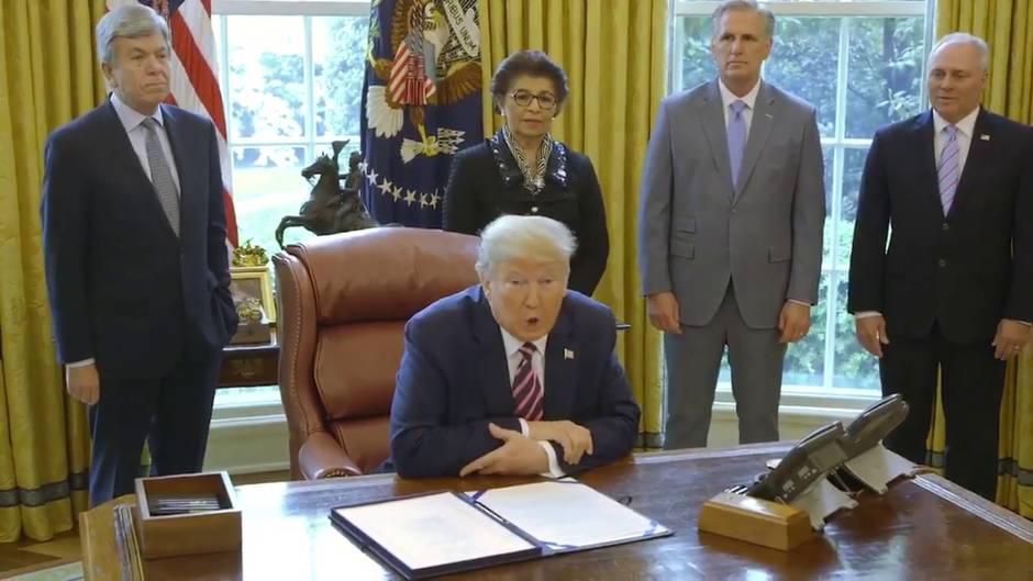 Trump ratifica un nuevo paquete contra el Covid-19 de 450.000 millones