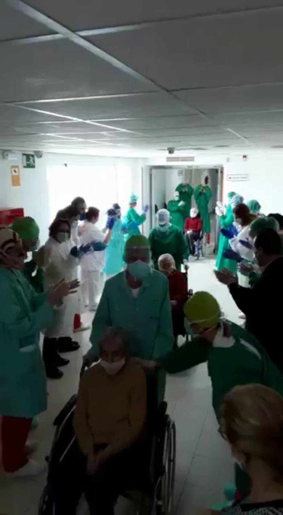 Aplauso del personal sanitario a los mayores contagiados de la Residencia Cruz Roja de San Fernando