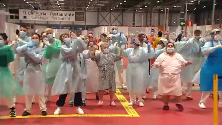 Último aplauso de las 20:00 en el hospital de campaña de IFEMA