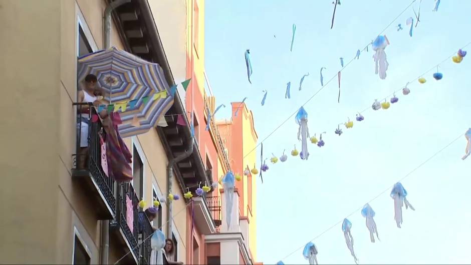 Aplausos y ambiente festivo en el final de las fiestas de Malasaña