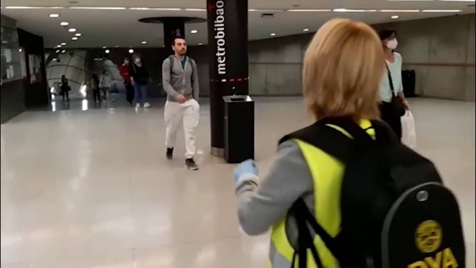 Reparto de mascarillas en el transporte público de Bilbao