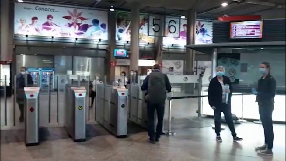 Voluntarios reparten mascarillas en Atocha