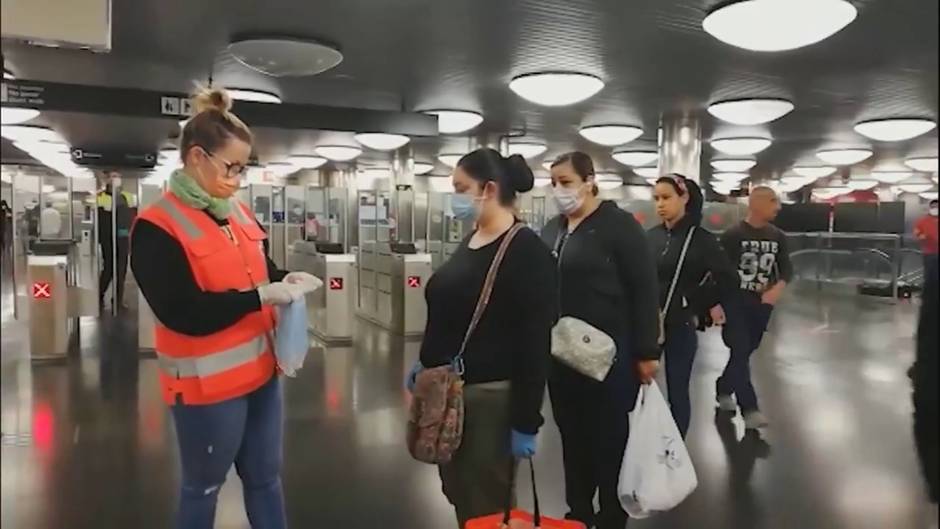 Reparto de mascarillas en el transporte público de Barcelona