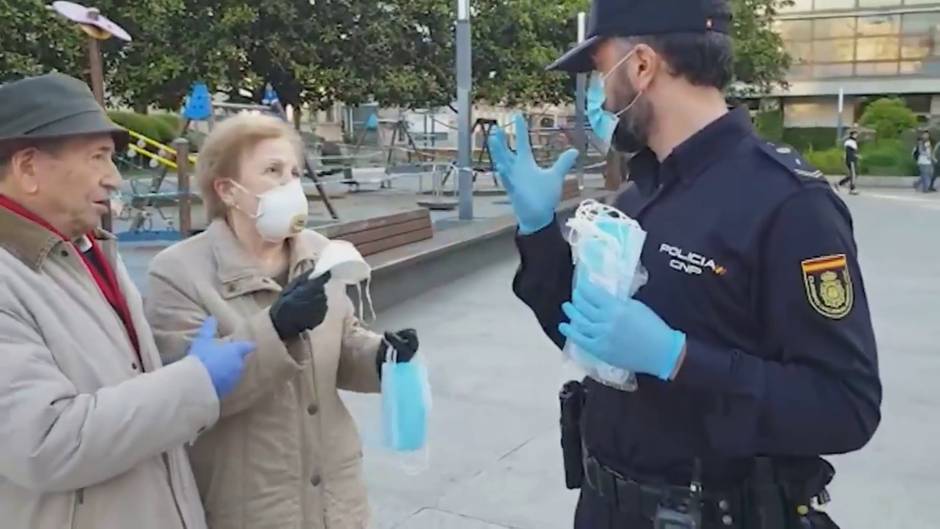 La Policía Nacional entrega mascarillas a mayores en Guadalajara