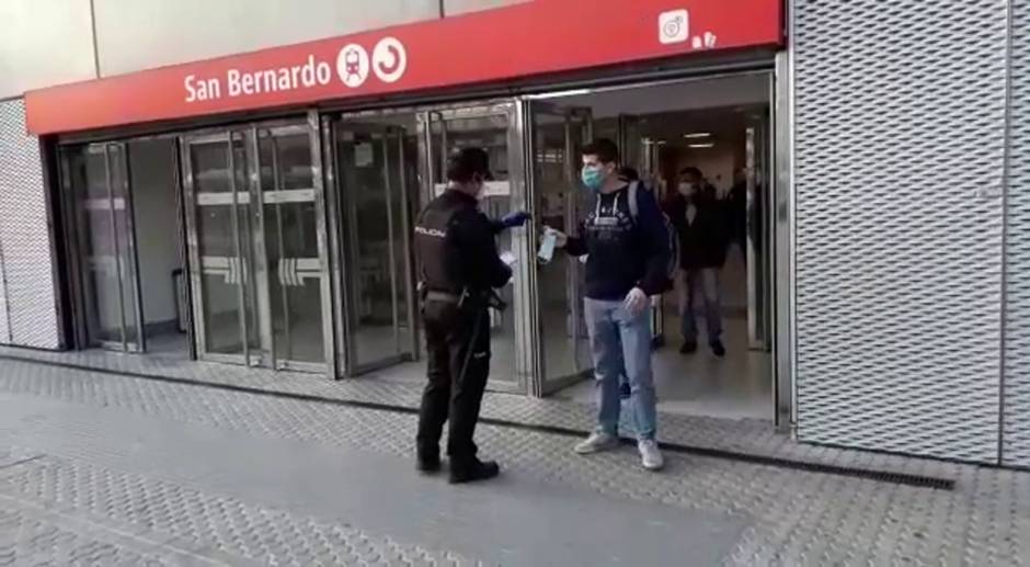 Reparto de mascarillas en Sevilla