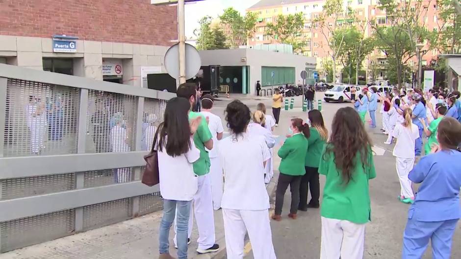 Profesionales sanitarios se unen al aplauso de las 20:00