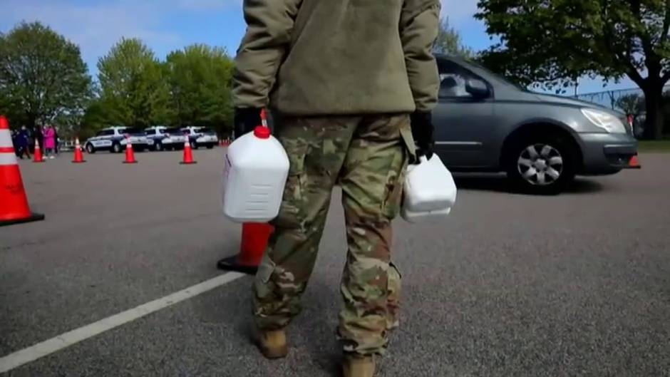 Reparto gratuito de leche por la Guardia Nacional en EEUU al descender drásticamente la demanda por el COVID-19