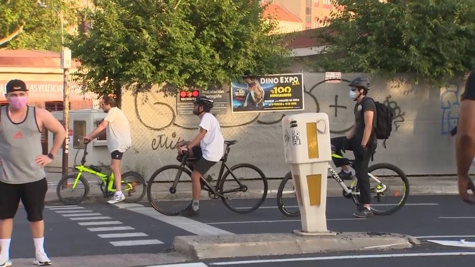 Madrid se llena de gente que sale a pasear y hacer deporte