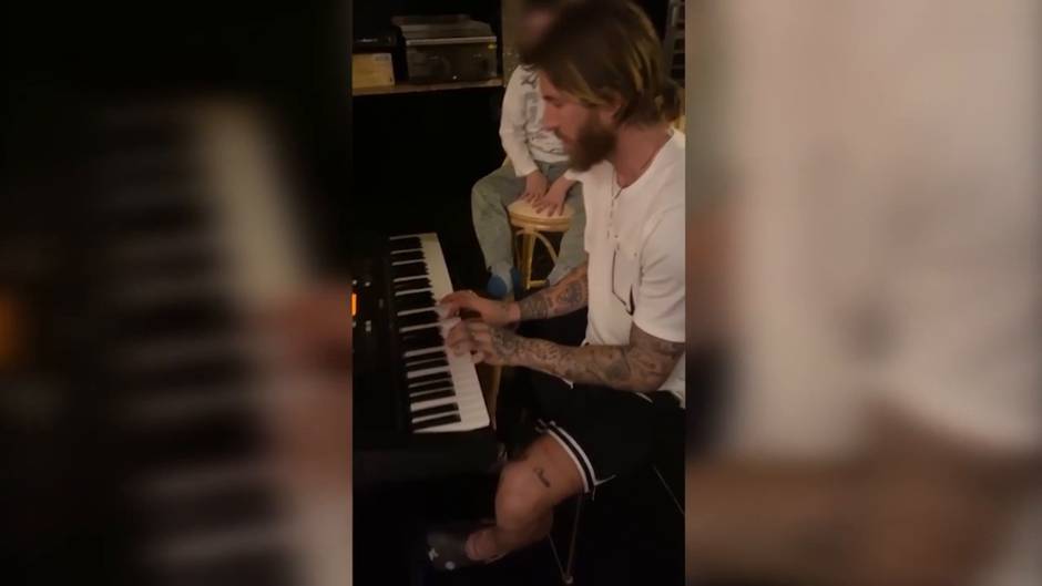 Ramos aprende a tocar el piano con el público más exigente