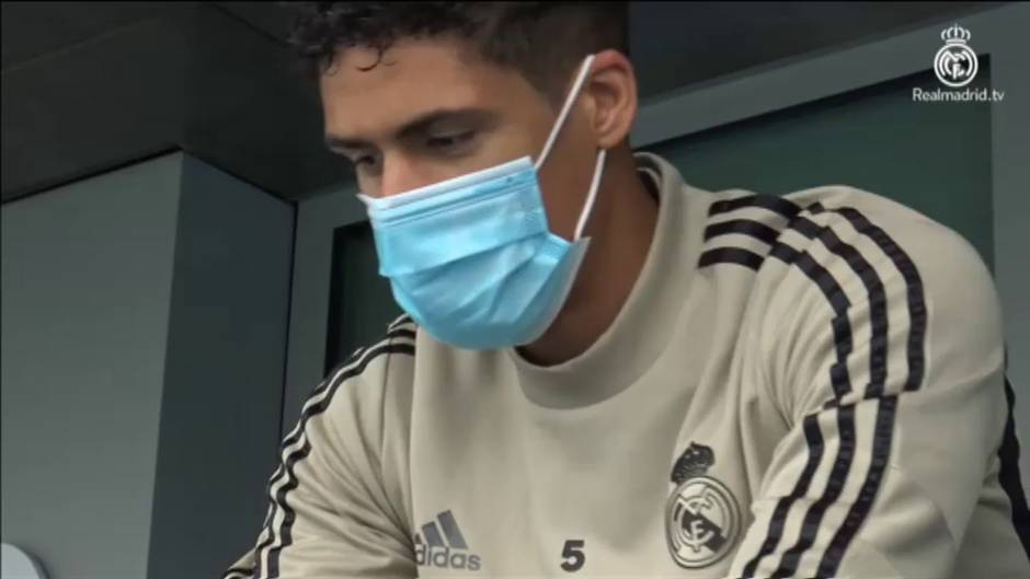 Sesión de bicicleta estática con mascarilla para los jugadores del Real Madrid
