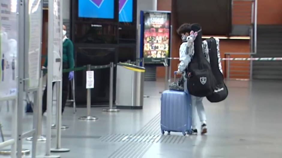 Pocos viajeros en Atocha y todos con motivos justificados encontramos en esta víspera de Puente en Madrid