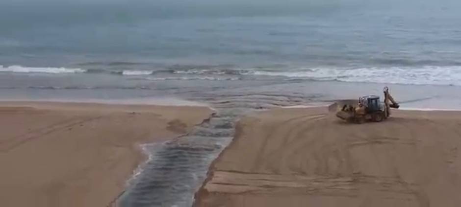 Vertido de aguas fecales en la playa de Rota