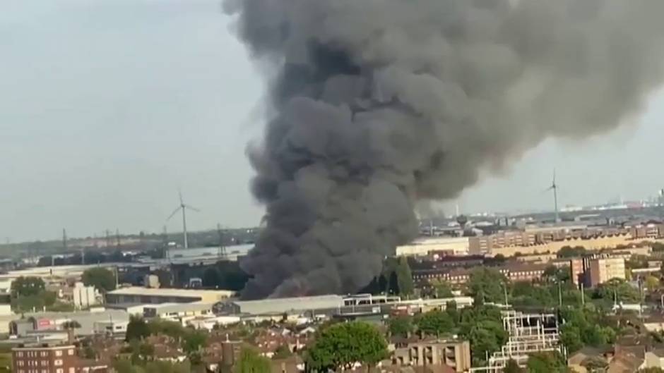 Un incendio en un almacén de Londres causa una peligrosa columna de humo negro