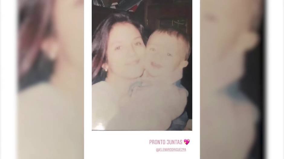 Adara comparte dos fotografías de su infancia junto a su madre