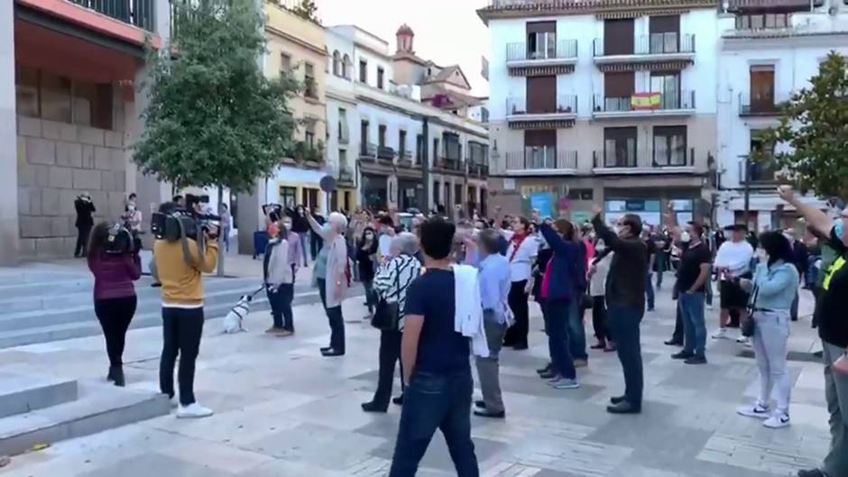 Varias personas cantan La Internacional en recuerdo a Julio Anguita