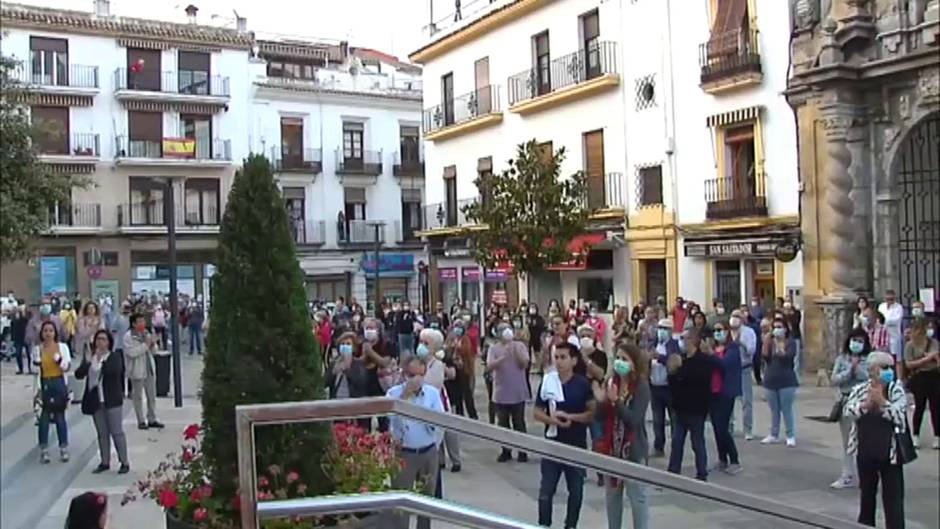 Decenas de personas rinden homenaje a Anguita en la plaza del Ayuntamiento de Córdoba