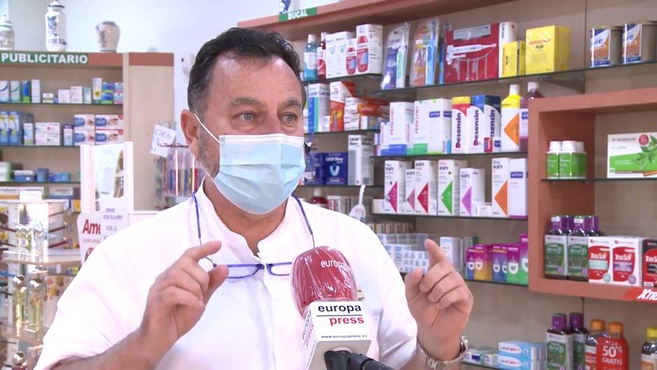 Farmacia instala dispositivo para medir la fiebre y el uso de mascarilla