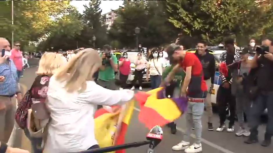 Crecen los enfrentamientos entre vecinos durante las caceroladas