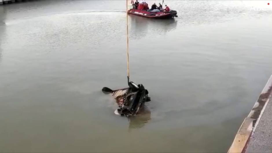 Los bomberos de Sevilla sacan un coche que se había precipitado a la esclusa