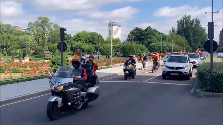 Valladolid se llena durante dos horas de coches y banderas contra el Gobierno