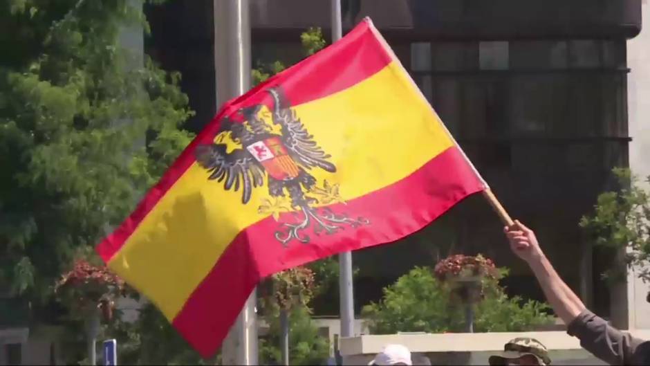 Centenares de manifestantes piden "libertad" en la caravana convocada por Vox