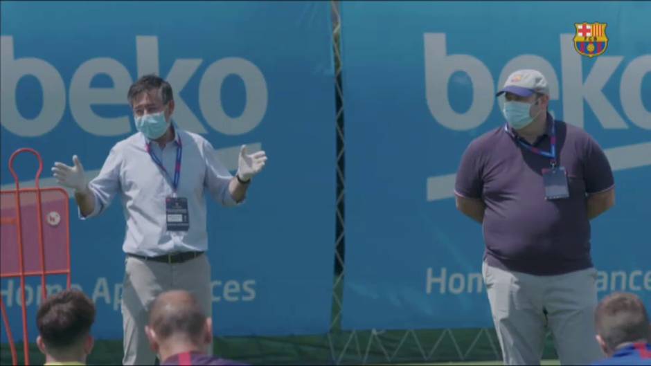 Bartomeu visita a sus jugadores durante el entrenamiento