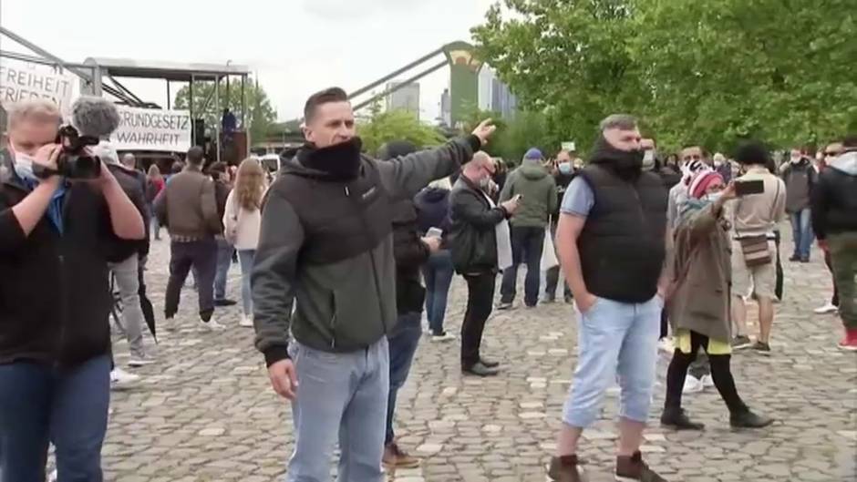 Decenas de personas protestan en Frankfurt contra el recorte de derechos