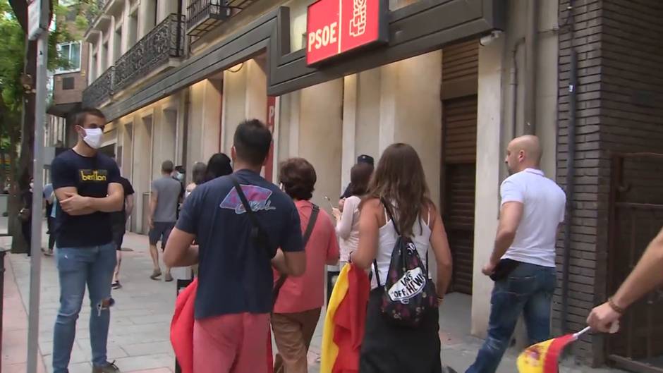 Cacerolada en Ferraz frente a la sede central del PSOE