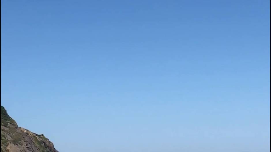 Vecinos de Bizkaia disfrutan de la playa de Bakio