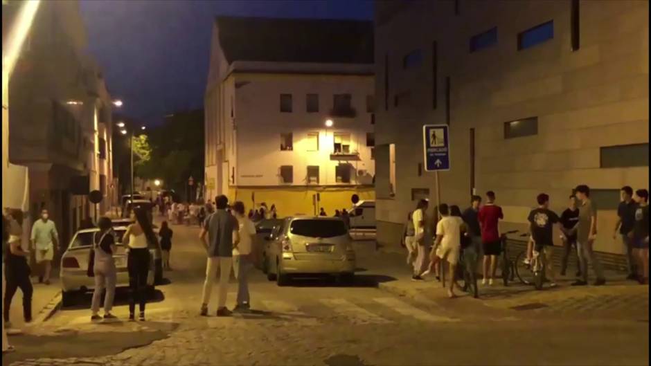 Vuelve el botellón a Sevilla con el estado de alarma todavía vigente por el Covid-19