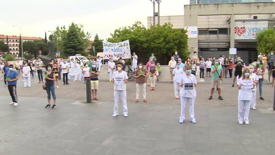 Sanitarios defienden la sanidad pública ante hospitales