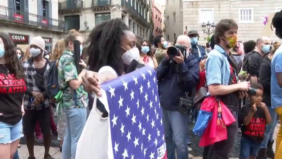 Cientos de personas participan en Barcelona en las protestas contra el racismo