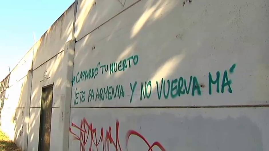 Aparecen pintadas contra Caparrós tras decir que ve mucha diferencia entre el Sevilla y el Betis