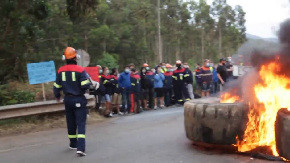 Trabajadores de Alcoa continúan sus protestas con una barricada