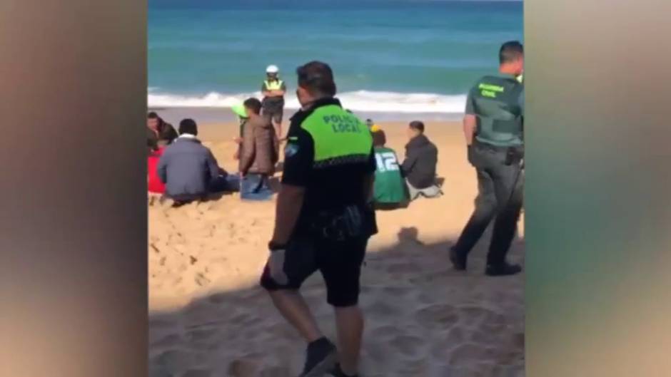 Una patera con 12 migrantes llega a las costas de Cádiz