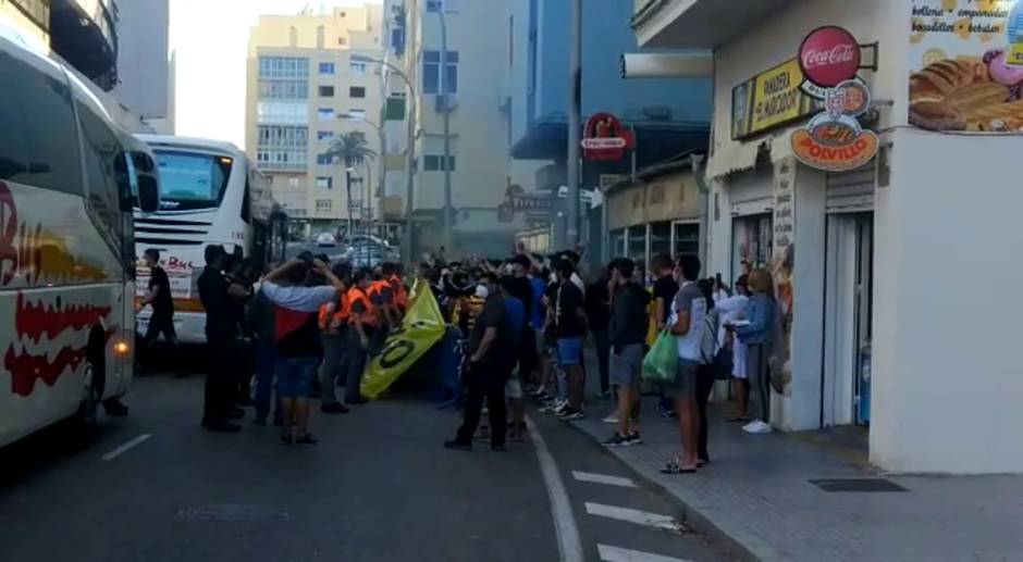 Aficionados del Cádiz recibiendo al equipo en la zona norte de Carranza