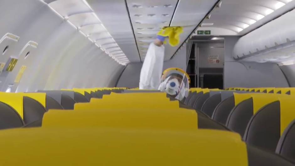 Así se desinfecta un avión en la nueva normalidad