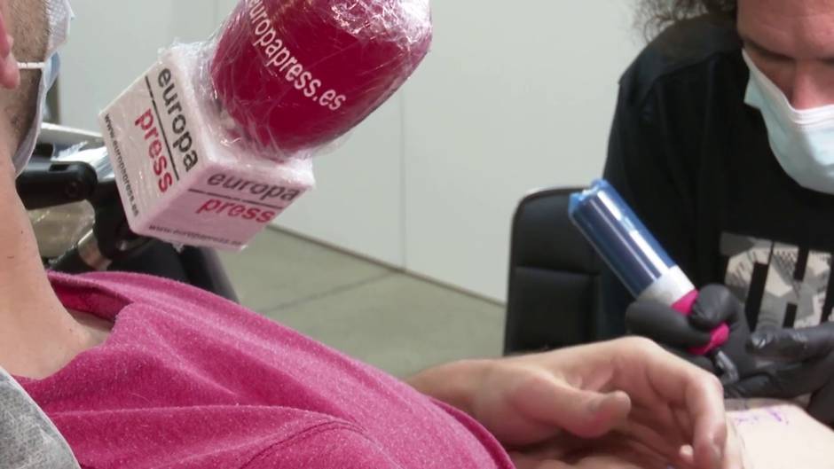 Joven valenciano se tatúa el rostro de Fernando Simón en su pierna