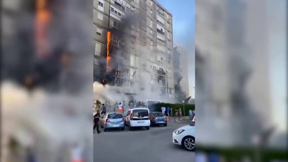 Virulento incendio en un edificio de viviendas en Jerez de la Frontera