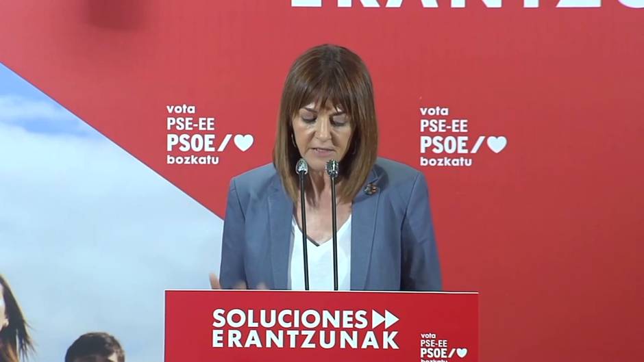 Mendia carga contra los que "pierden el tiempo arrojándose banderas"