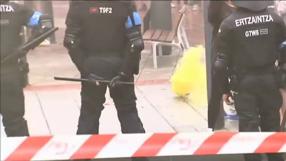 Antifascistas revientan el primer acto de campaña de VOX en Sestao