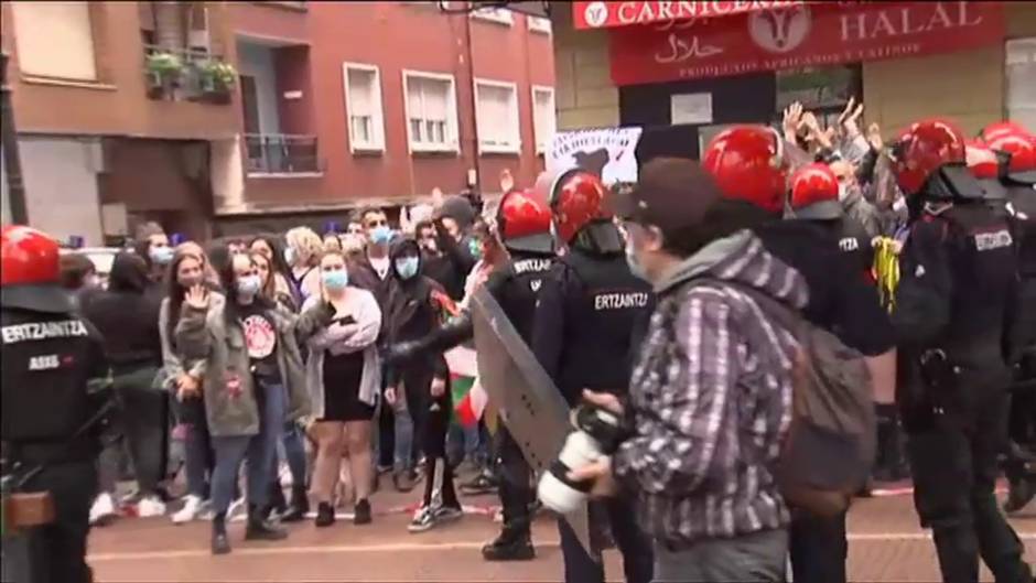 Abascal desafía a los antifascistas fumándose un puro mientras la policía lucha por contener la protesta contra VOX